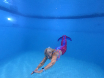 Joanna unter Wasser beim Mermaiding